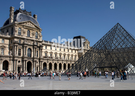 Il museo del Louvre e la piramide in vetro a Parigi, Francia Foto Stock