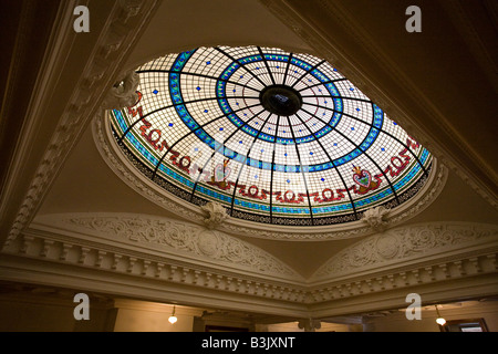 Boldt Castle cupola in vetro colorato dettaglio: Illuminazione del gradino centrale di questa grande cupola è di quattro piani sopra la porta di ingresso Foto Stock