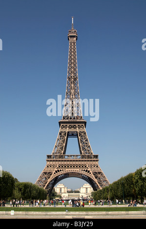 La Torre Eiffel vista dal Parc du Champs de Mars, Parigi Foto Stock