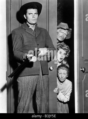 Il BEVERLY HILLBILLIES US serie TV con Max Baer con pistola e dentro la porta dalla parte superiore Buddy Ebsen, Donna Douglas e Irene Ryan Foto Stock