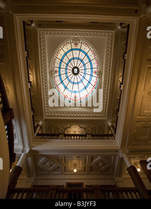 Boldt Castle cupola in vetro colorato e sala centrale: Illuminazione del gradino centrale di questa grande cupola quattro storie sopra la porta di ingresso Foto Stock