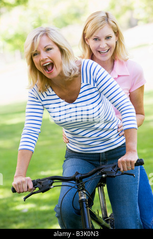 Due amici su una moto sorride all'aperto Foto Stock