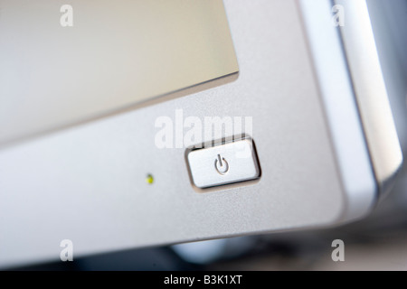 Colpo di un pulsante di alimentazione su un monitor di computer Foto Stock