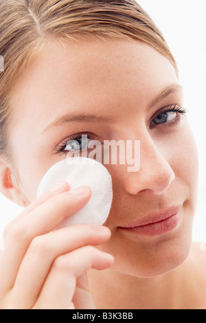 La donna la rimozione di trucco Foto Stock