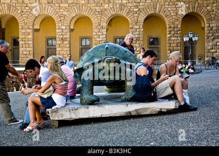 La Tartaruga è una scultura al di fuori del Plazzo Pitti di Firenze Toscana Foto Stock