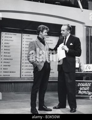 HUGHIE verde a destra, Regno Unito il presentatore TV qui con un rivale sul doppio i vostri soldi circa 1957 Foto Stock