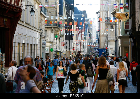 Luglio 2008 - la gente camminare lungo Gros Horloge la strada principale di vecchia Rouen Normandia Francia Foto Stock