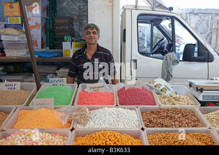 Vende tè alla frutta e noci martedì Mercato di Fethiye. Provincia di Mugla, Turchia. Foto Stock