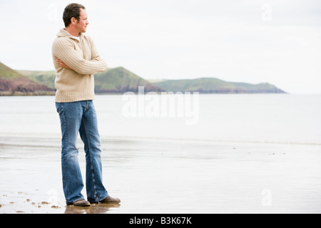 Uomo in piedi sulla spiaggia Foto Stock