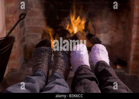 Coppia di piedi riscaldamento a camino Foto Stock