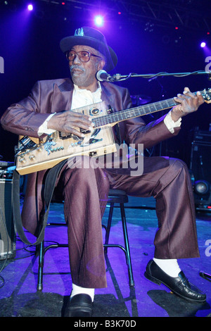 BO DIDDLEY noi musicista rock al Forum, Kentish Town, a nord di Londra il 17 aprile 2005 Foto Stock