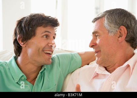 Padre e cresciuto figlio di parlare Foto Stock