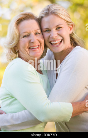 Madre abbracciando cresciuti figlia Foto Stock