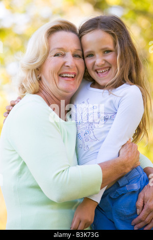 Nonna e nipote all'aperto e sorridente Foto Stock