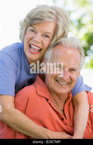 Coppia senior seduti all'aperto Foto Stock