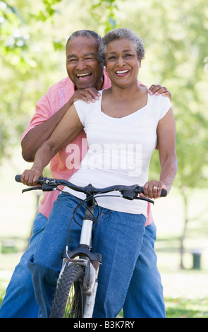 Coppia senior su una bicicletta Foto Stock