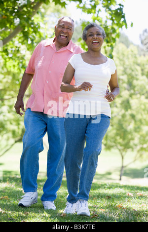 Coppia senior passeggiate nel parco insieme Foto Stock