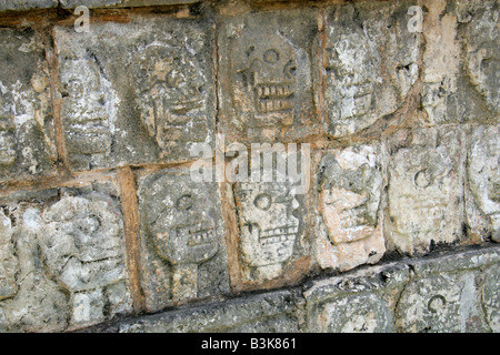 Dettaglio dalla piattaforma Tzompantli dei teschi, Chichen Itza sito archeologico, Penisola dello Yucatan, Messico Foto Stock