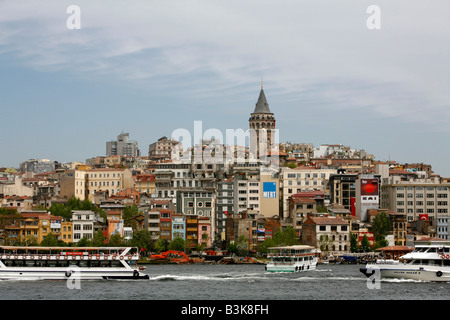 Maggio 2008 - vista città oltre il quartiere Beyoglu e la Torre di Galata Istanbul Turchia Foto Stock