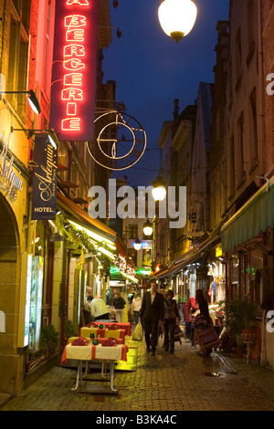 Illuminati al neon esterni di ristoranti lungo la Rue des Bouchers, Bruxelles Belgio Foto Stock