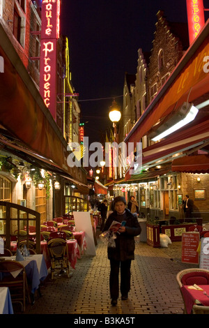 Illuminati al neon esterni di ristoranti lungo la Rue des Bouchers, Bruxelles Belgio Foto Stock