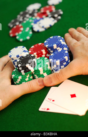 Giocatore di poker di andare tutti a spingere le sue chips in avanti Foto Stock
