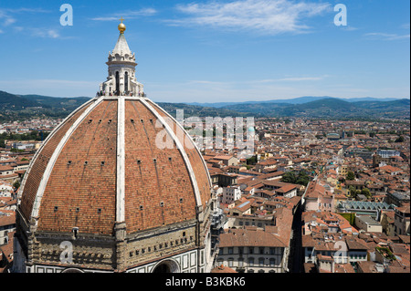 Vista della cupola della Basilica di Santa Maria del Fiore (il Duomo) dal Campanile, Firenze, Toscana, Italia Foto Stock