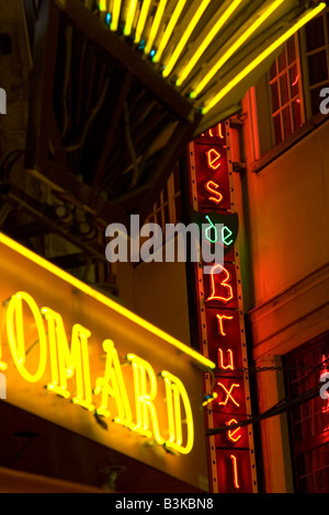 Illuminati al neon esterni di ristoranti lungo la Rue des Bouchers, Bruxelles Belgio Foto Stock