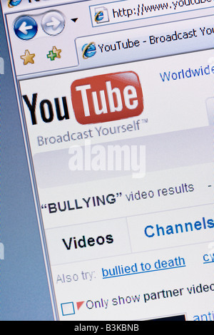 Youtube video nella schermata del sito e il logo che mostra la ricerca di bullismo video Foto Stock