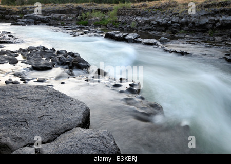 Idaho Falls River tagli e fluisce attraverso il suo letto di roccia. Foto Stock
