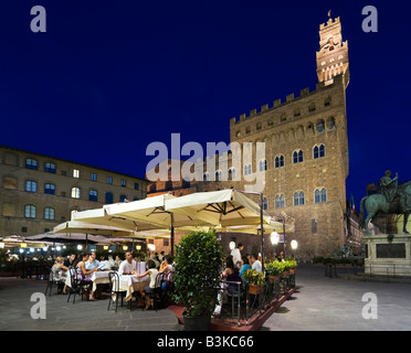 Ristorante di notte davanti a Palazzo Vecchio in Piazza della Signoria, Firenze, Toscana, Italia Foto Stock