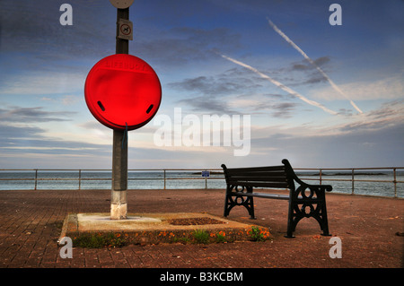 Salvagente e panca sul lungomare di Millisle, County Down, Irlanda del Nord Foto Stock