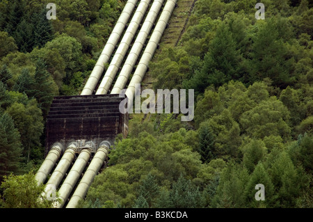 Idro-PowerStation elettrico sulle rive di Loch Lomond close up di tubi Foto Stock