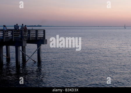 Coney Island New York 31 agosto 2008 frequentatori di spiaggia sul molo a Coney Island pesce e guardare il passaggio di navi Foto Stock