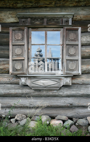 La riflessione di Kizhi Pogost nella finestra di una casa contadina di Nestor Oshenev sul Lago Onega in Carelia, Russia Foto Stock
