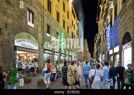 La strada affollata di notte nei pressi di Piazza della Signoria, Via dei Calzaiuoli, Firenze, Toscana, Italia Foto Stock