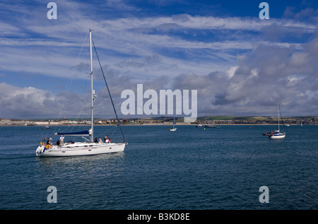 Vele di yacht in mare al largo della costa di Weymouth nel Dorset Foto Stock