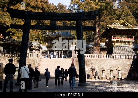 I turisti a piedi sotto un gate dei tori al Santuario Toshogo di Shogun Tokugawa Ieyasu in Nikko, Giappone. Foto Stock