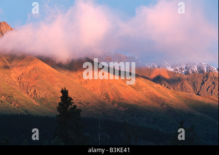 La gamma della montagna e la nebbia Alaska USA Foto Stock