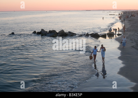 Persone a Coney Island Beach, al tramonto del Labor Day weekend ufficiosamente l'ultimo giorno di estate Foto Stock