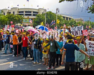 Il popolo dell'Alleanza per la democrazia gruppo eseguire anti governo proteste lungo la strada di Bangkok in Thailandia JPH0104 Foto Stock