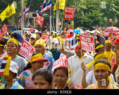 Il popolo dell'Alleanza per la democrazia gruppo eseguire anti governo proteste lungo la strada di Bangkok in Thailandia JPH0108 Foto Stock