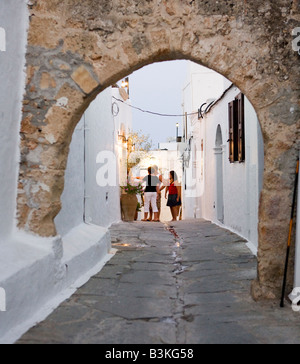 Strada stretta a Lindos, Rodi, Grecia Foto Stock