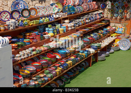 Ceramiche Souvenir visualizzati in un negozio di articoli da regalo. Oludeniz village, Provincia di Mugla, Turchia. Foto Stock