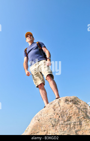Persone di mezza età escursionista permanente sulla cima di una montagna Foto Stock