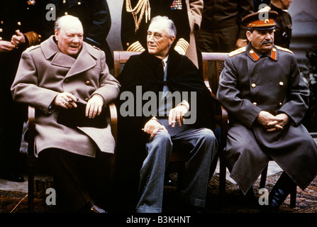 Conferenza di Yalta nel febbraio 1945 presso il palazzo di Livadia. Da sinistra Churchill Roosevelt e Stalin. Foto di Gale Lewis Foto Stock