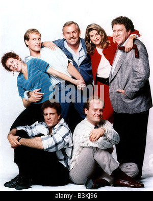 CHEERS US serie TV con Kelsey Grammer in basso a destra e Kirstie Alley in rosso Foto Stock