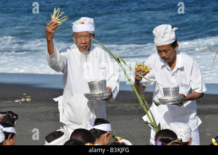 Manco la benedizione delle persone in lutto, effettuando il rituale finale nel ciclo di vita e di morte, bali credenza indù , kusamba , bali Foto Stock