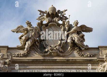 Dettagli architettonici sulla parte superiore della Fontana di Trevi a Roma Italia Foto Stock