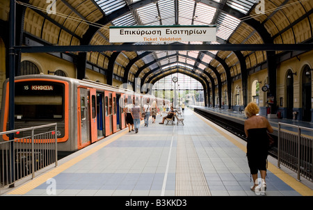 I passeggeri sulla piattaforma in treno al Pireo La stazione della metropolitana di Atene, Grecia Foto Stock